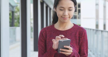 Cep telefonu kullanan kadın