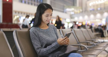 Havaalanında cep telefonu bakarak kadın 