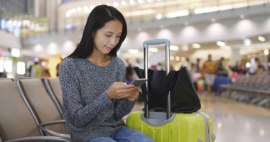 Havaalanında cep telefonu kullanan kadın 