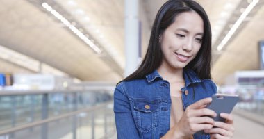 cep telefonu üzerinde çalışan kadın