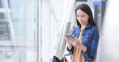 Akıllı telefon kullanan kadın