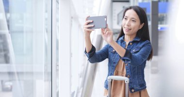 Kadın alarak fotoğraf tarafından havaalanında cep telefonu 