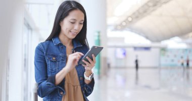 Cep telefonu kullanan kadın