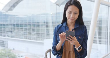 Kadın cep telefonu saat uçuş kontrol