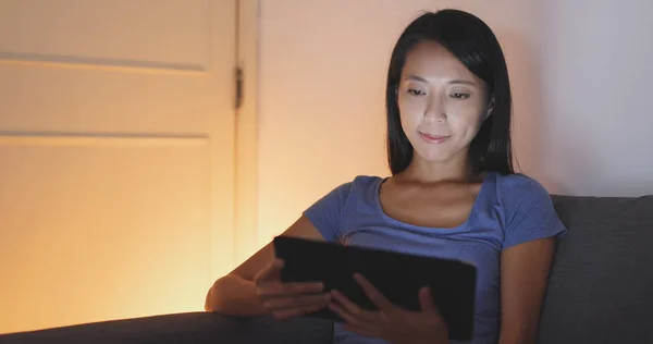 Donna che usa tablet di notte — Foto Stock