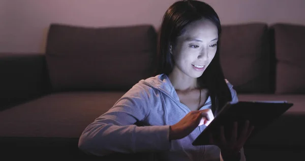 Donna che utilizza tablet a casa la sera — Foto Stock
