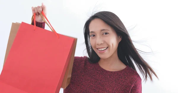 Mujer feliz sosteniendo bolsa de compras — Foto de Stock