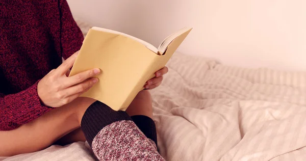 Vrouw Die Boek Leest Bed — Stockfoto