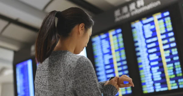 女人在香港机场去旅行 — 图库照片