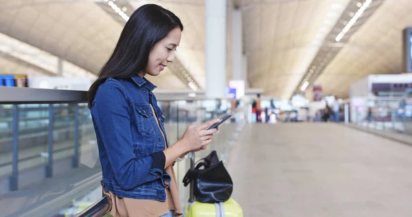 Mulher enviando sms no telefone móvel — Fotografia de Stock