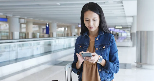 Žena používající mobilní telefon — Stock fotografie