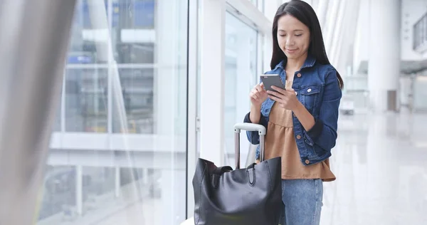 Žena používající mobilní telefon — Stock fotografie