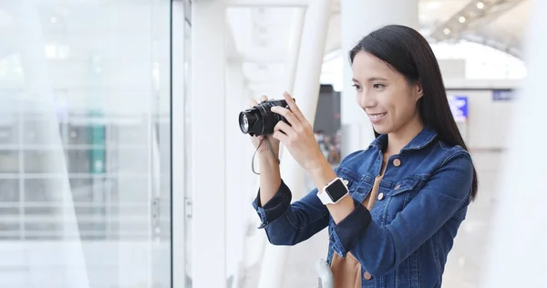Mulher tirando foto no aeroporto de Hong Kong — Fotografia de Stock
