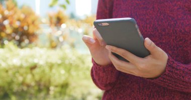 cep telefonu kullanan kadın 