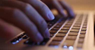 Tipik bir dizüstü bilgisayar klavye üzerinde eller touch