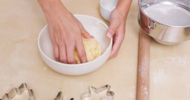 Kase hamur karıştırma yakın çekim