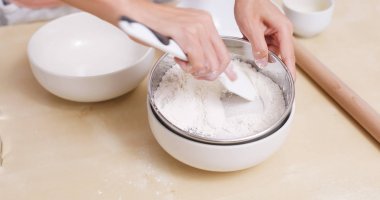 Evde kurabiye yapmak için hamur karıştırma 