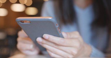 Cep telefonu kullanan kadın 