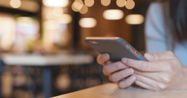 cep telefonu kullanan kadın 