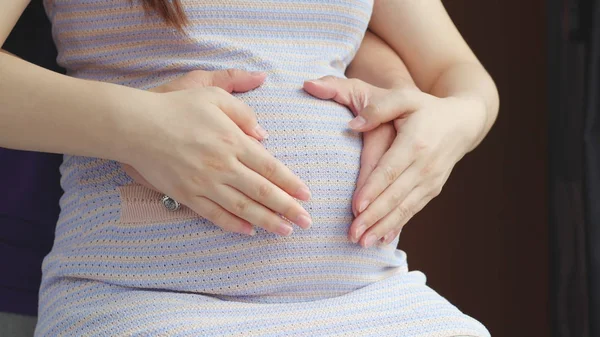 Zwangere Paar Strelen Zwangere Buik — Stockfoto