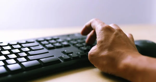 Dedos Digitando Teclado Perto — Fotografia de Stock