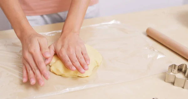 Mulher Fazendo Biscoitos Cozinha — Fotografia de Stock