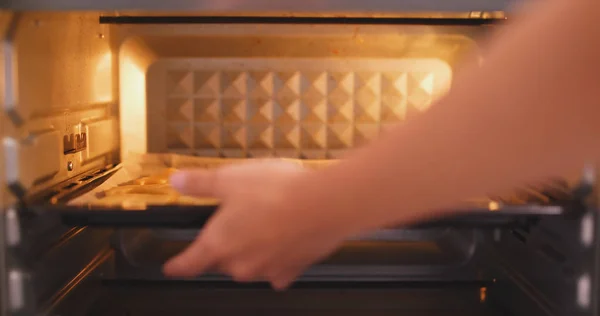 Mujer Poniendo Galletas Horno —  Fotos de Stock