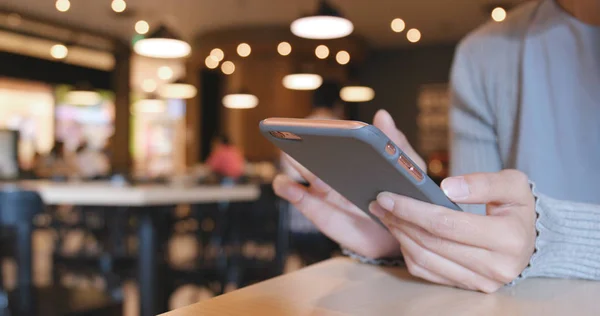 Vrouw met mobiele telefoon — Stockfoto