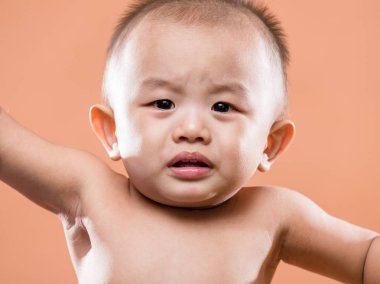 Asyalı bebek çocuk ağlıyor