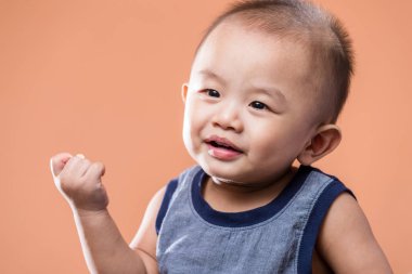 Sevimli küçük çocuk gülümsüyor