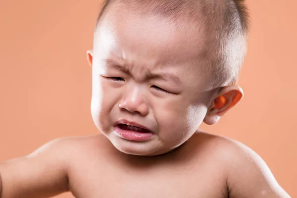 亚裔男婴哭泣 — 图库照片