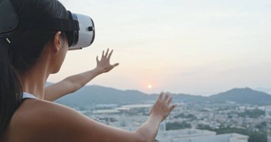 Vr aygıt çatı üst bakarak kadın 