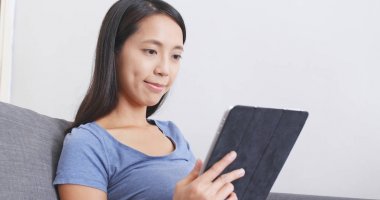 Tablet kullanan kadın 