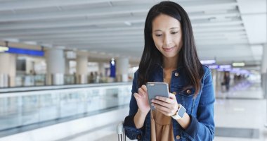 Cep telefonu kullanan kadın