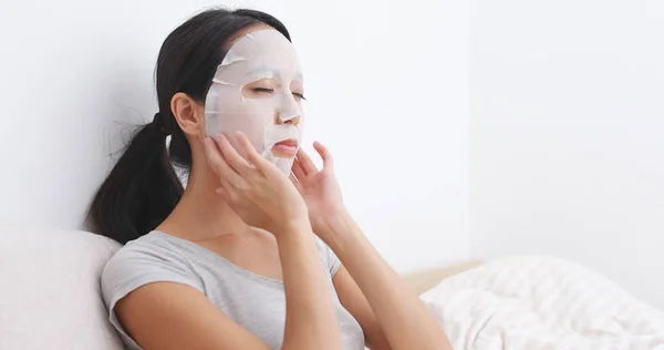 Mujer Teniendo Máscara Facial Cama — Foto de Stock