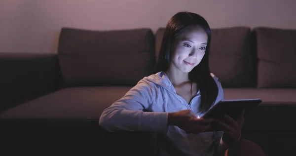 Kobieta za pomocą tabletu w domu w godzinach wieczornych — Zdjęcie stockowe