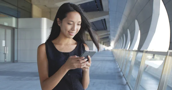 Vrouw met behulp van mobiele telefoon op buiten — Stockfoto