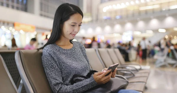 Γυναίκα που χρησιμοποιούν κινητό τηλέφωνο στο αεροδρόμιο — Φωτογραφία Αρχείου