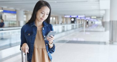 Cep telefonu kullanan kadın 