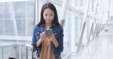 Cep telefonu kullanan kadın 