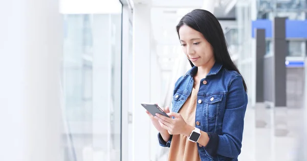 Vrouw met smartphone — Stockfoto