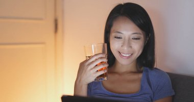 Tablet kullanma ve çay içme kadın 