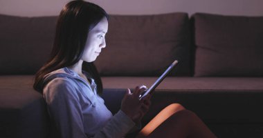 Evde dijital tablet kullanan kadın 