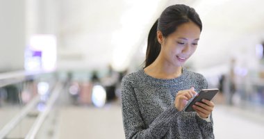 Havaalanında cep telefonu kullanan kadın 