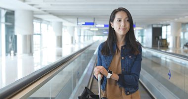 Havaalanında travelator alarak kadın 