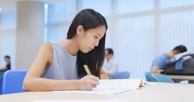 Genç kadın çalışma Üniversitesi Kütüphanesi'nde 