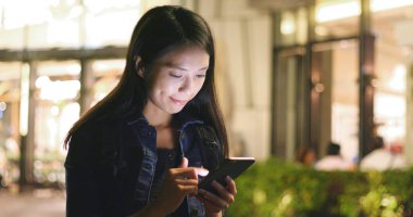 Cep telefonunuzun geceleri çalışan kadın 