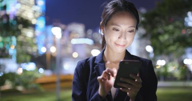 Smartphone üzerinde çalışma gece işkadını 