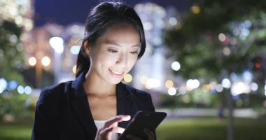 Cep telefonunuzun ve Hong Kong şehirde iş kadını 