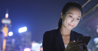 Cep telefonuyla geceleri işkadını 